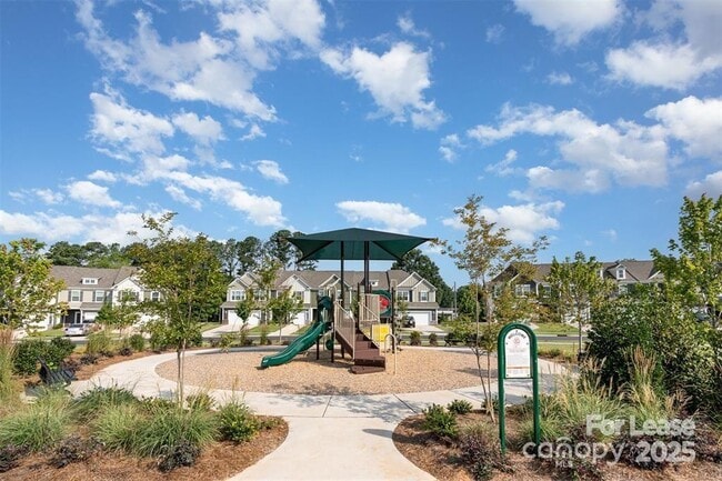 Building Photo - 752 Kitfox Dr NW