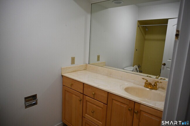 Building Photo - 922 Heritage Vlg