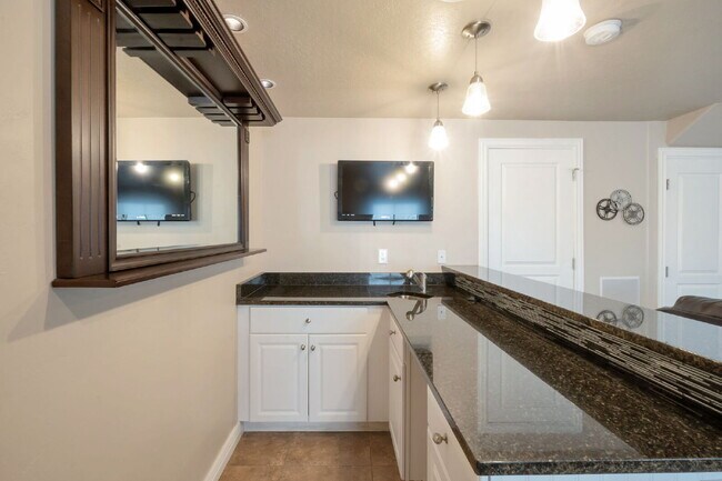 Building Photo - Resort-Style Living near Traverse Mountain 1-2 year lease avail