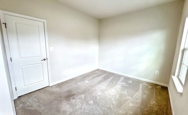 Building Photo - 502 River Crest Way