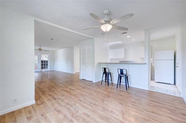 Building Photo - 8835 Tallwood Dr