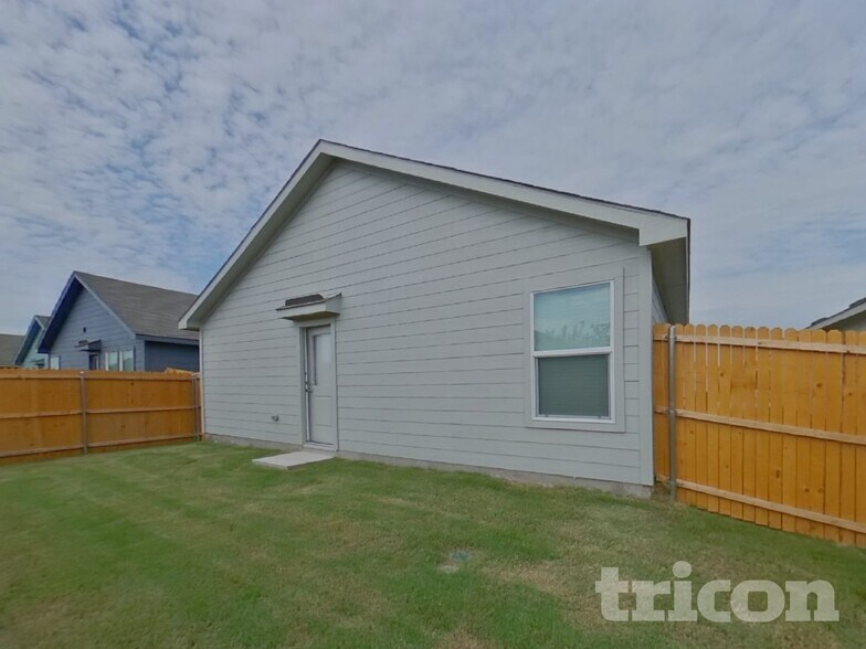 Building Photo - 807 Ponderosa Ln