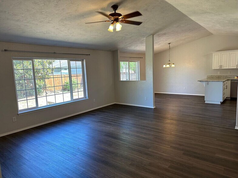 Building Photo - 371 Meadowlark Ct SE