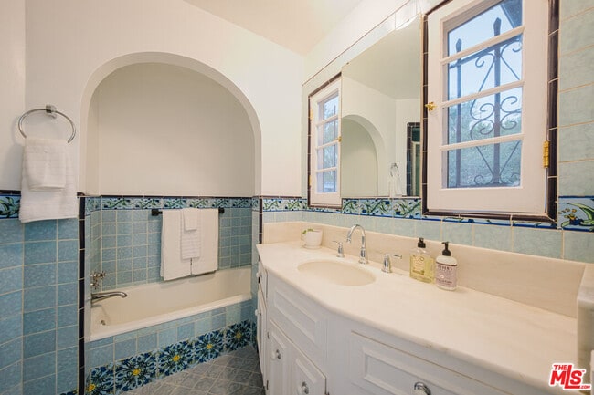 Building Photo - 3015 Beachwood Dr