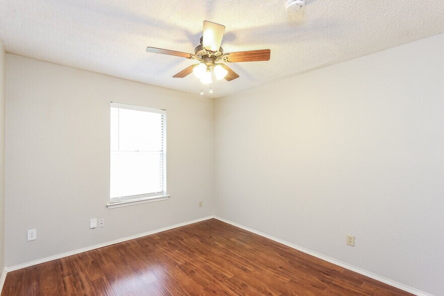 Building Photo - 1701 Gainsborough Way