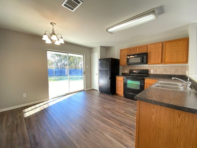 Building Photo - Echo Village Beauty!