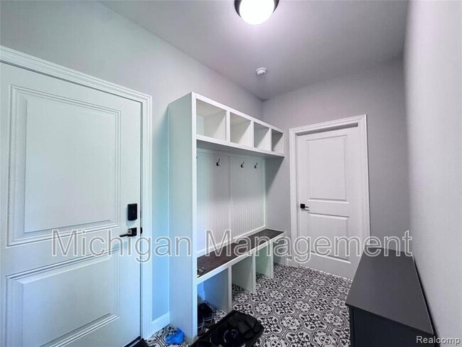 Building Photo - 6149 Woodridge Ln