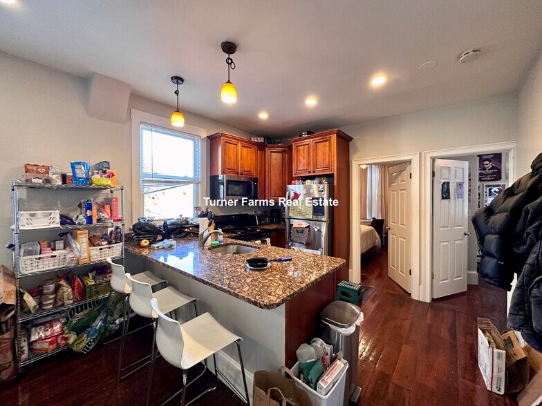 Building Photo - 717 Parker St