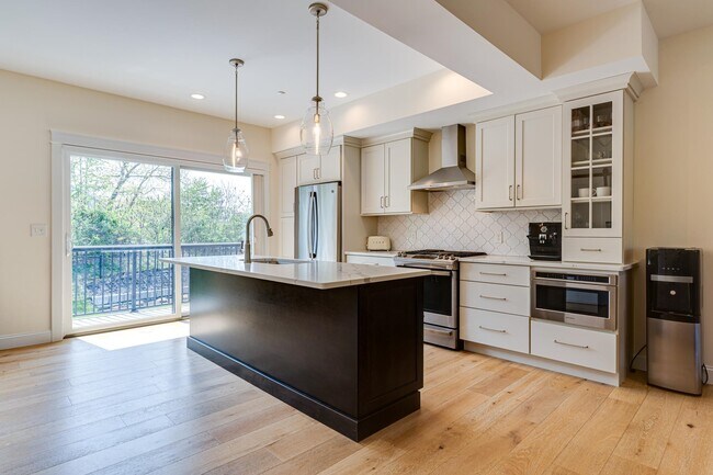 Building Photo - 30 Cate St