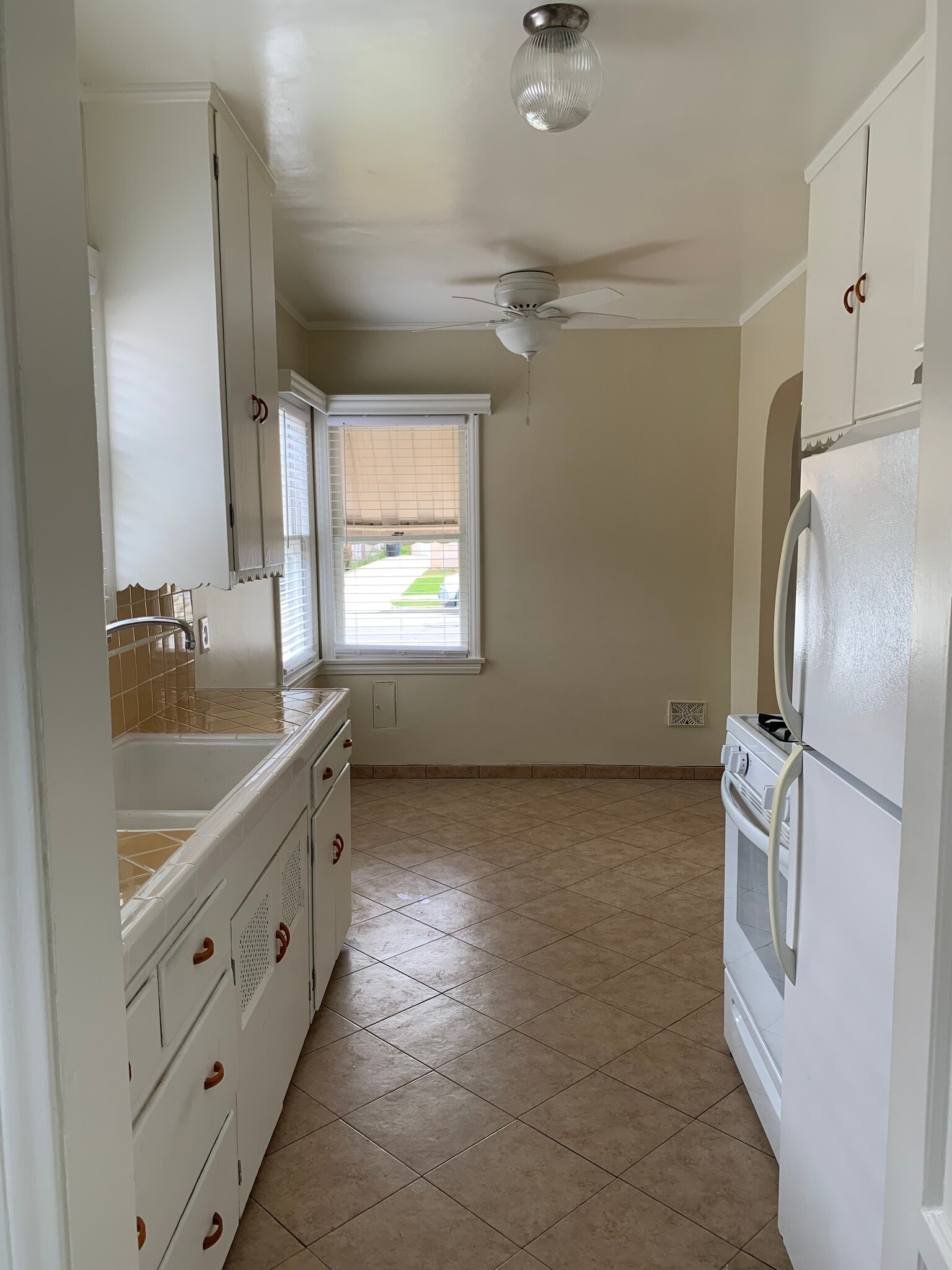 Kitchen with eating area - 318 N Bushnell Ave
