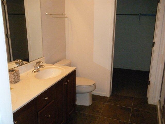 MASTERBATH WALKIN CLOSET - 525 W Lakeside Dr