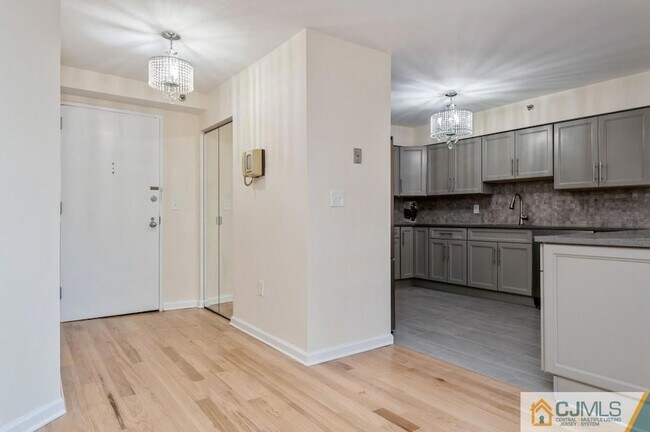 Building Photo - 30 S Adelaide Ave