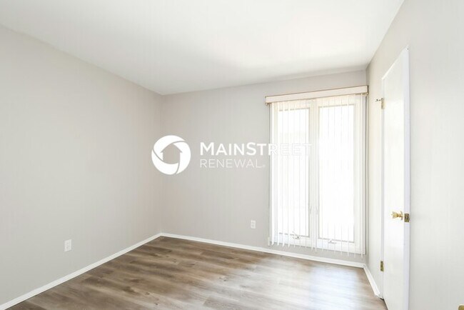 Building Photo - 4 Bedroom Pet-Friendly Home in St. Louis, MO with Main Street Renewal