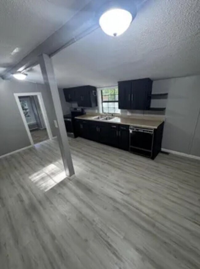 Building Photo - 3 bedroom/1 bath house for rent