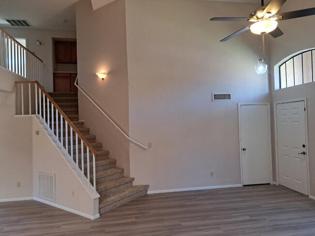 Building Photo - 1443 E Vaughn Ave