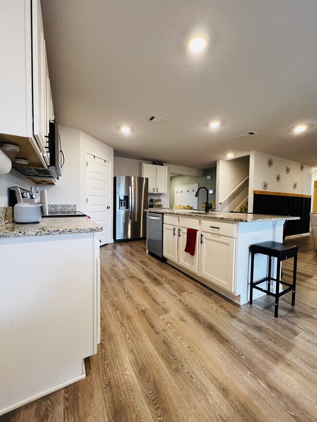 Building Photo - 603 Champ Trl