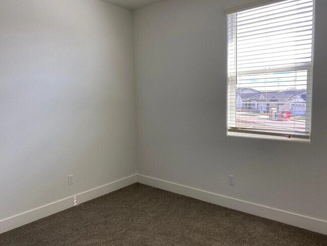 Building Photo - 2454 Fidalgo Wy