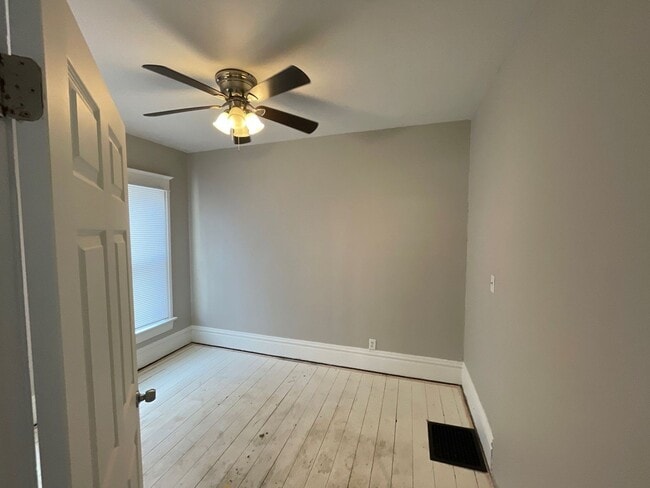 Building Photo - 3 Bedroom 1 Bathroom Home