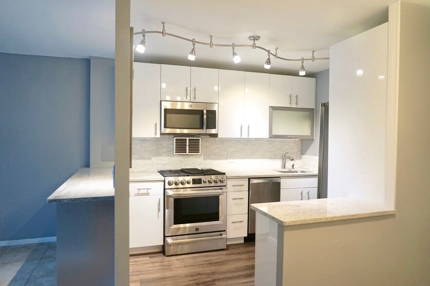 Building Photo - 400 E Randolph St