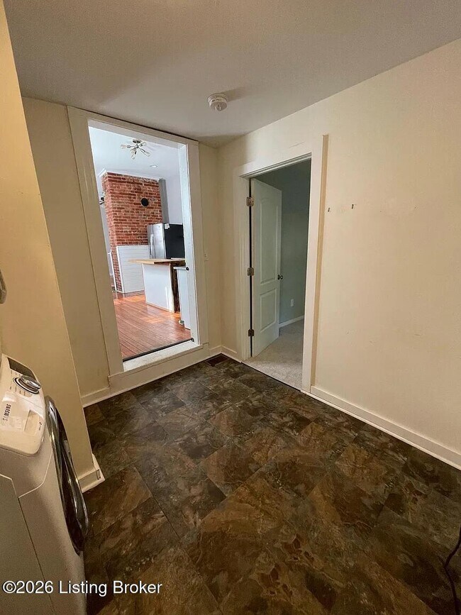 Building Photo - 521 E Ormsby Ave