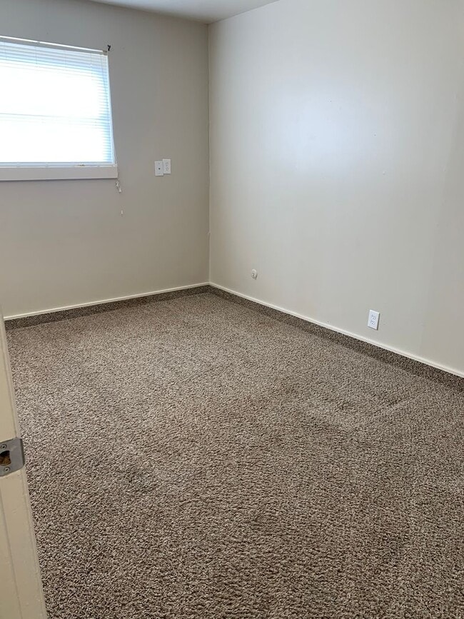Building Photo - 3 Bed 1.5 Bathroom Townhouse