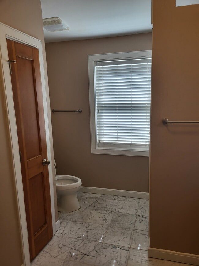 Building Photo - "Spacious 2-Bedroom Retreat with Hardwood ...