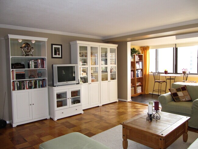 Primary Photo - 2 Hawthorne Pl