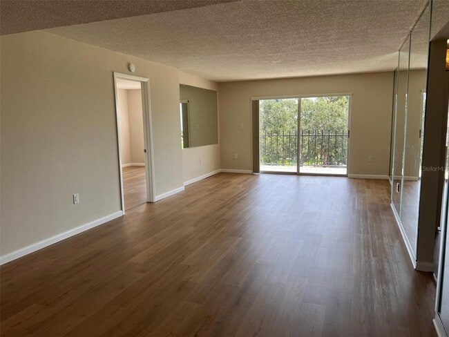 Building Photo - 1120 N Shore Dr NE