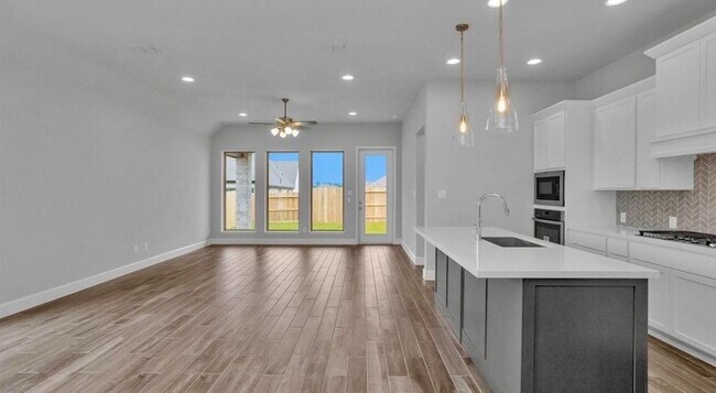 Building Photo - 42841 Terraza Blvd