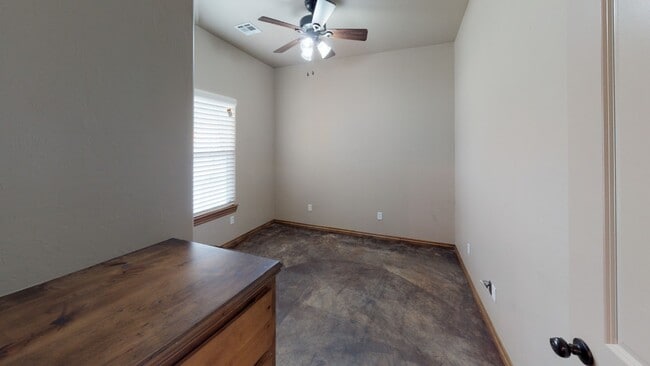 Building Photo - 11201 NE Marigold Ln