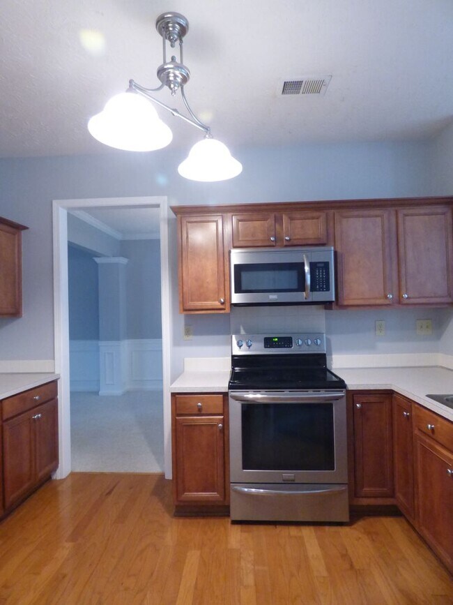 Building Photo - Lovely, Spacious 4 BR House! Vaulted Ceili...