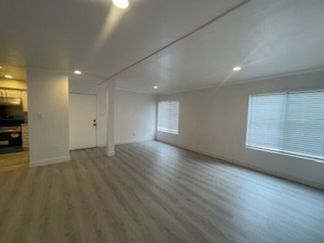 Building Photo - 6155 Reseda Blvd