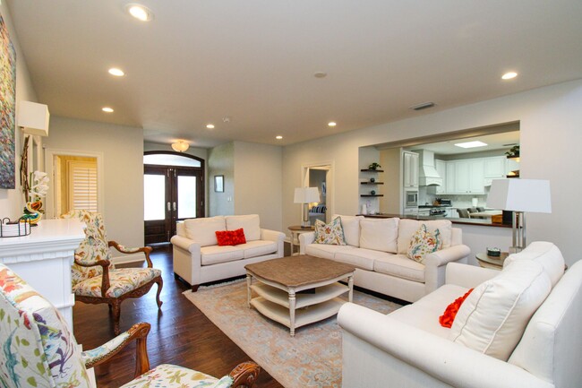 Building Photo - **STUNNING POOL HOME**4BEDS / 4.5BATHS**AQ...