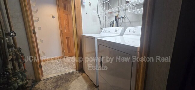 Building Photo - 120 Savage St