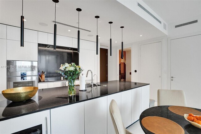 Building Photo - 300 Biscayne Blvd Way