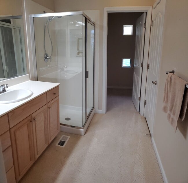 Building Photo - Wonderful 5bd / 3.5ba with 2 master suites