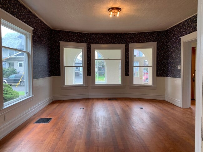 Building Photo - Stately Beauty with 3BR 1.5BA