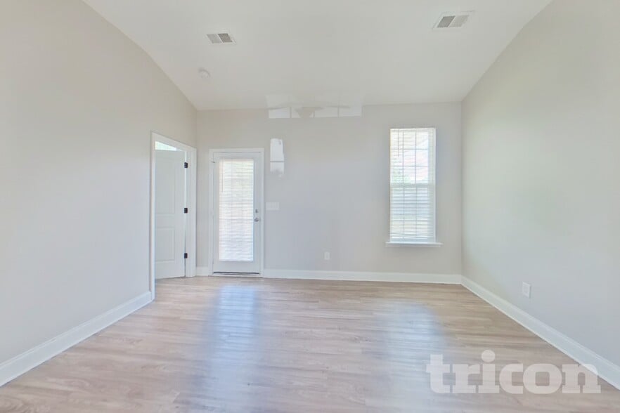 Building Photo - 11 Sedge Ct