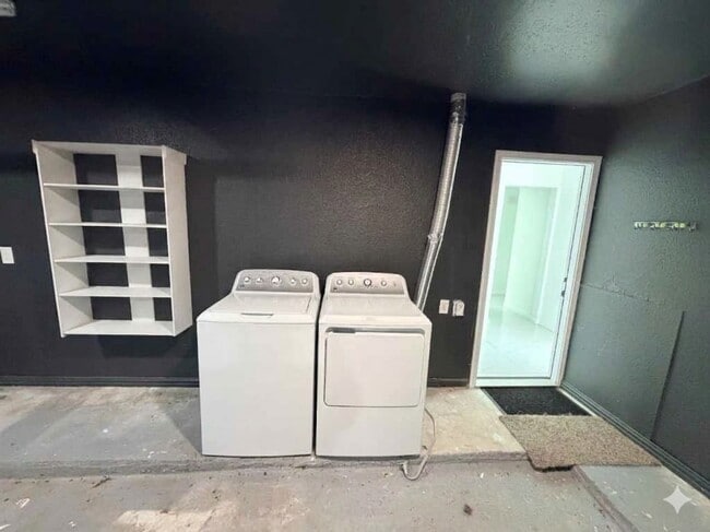 Building Photo - 15865 Ridgeroe Ln