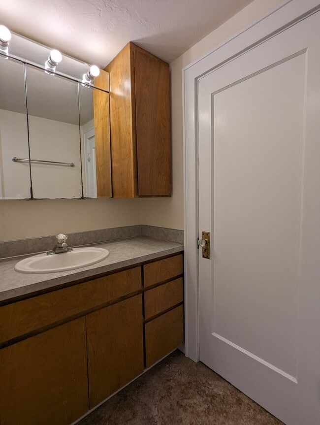 Building Photo - Spacious 2-Bedroom, 1-bath Home Close To Owen Rose Gardens!