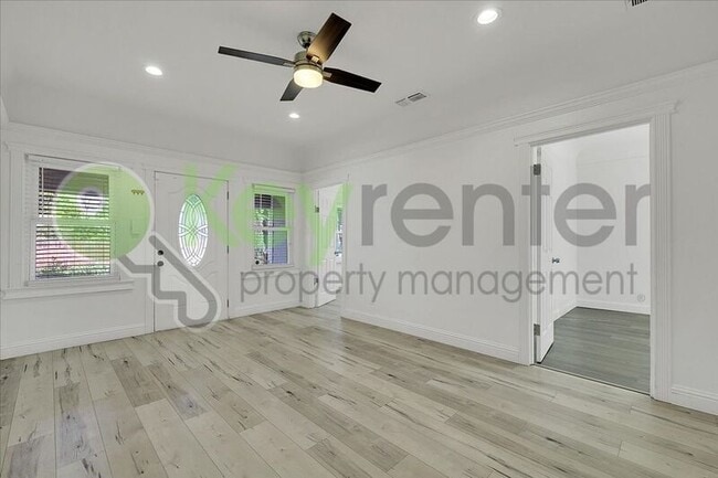 Building Photo - 4404 Lantana Ave