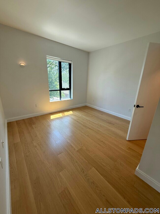 Building Photo - 83 Gardner St