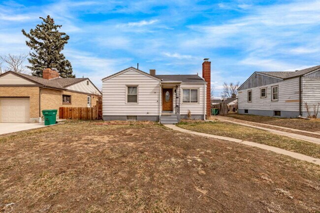 Building Photo - "Charming 3-Bed, 2-Bath Haven in Englewood – 1,499 Sq Ft of Comfort!"