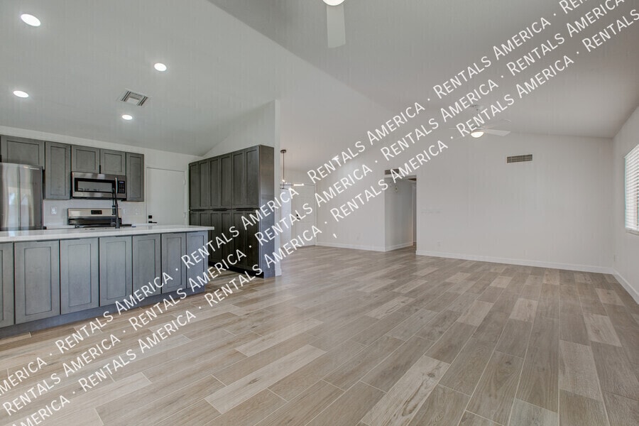Building Photo - 819 W Ross Ave