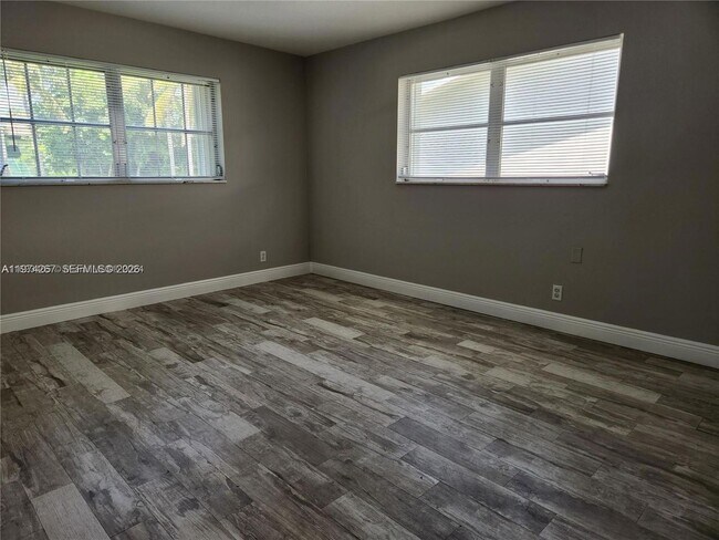 Building Photo - 107 18th Ave S