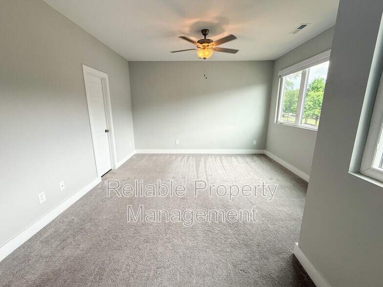Building Photo - 4 S Laird Dr