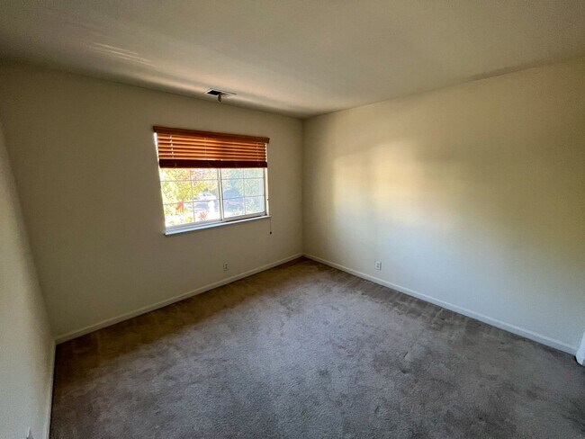 Building Photo - 4 Bedroom, 3 Bathroom Home in Heron Bay, S...
