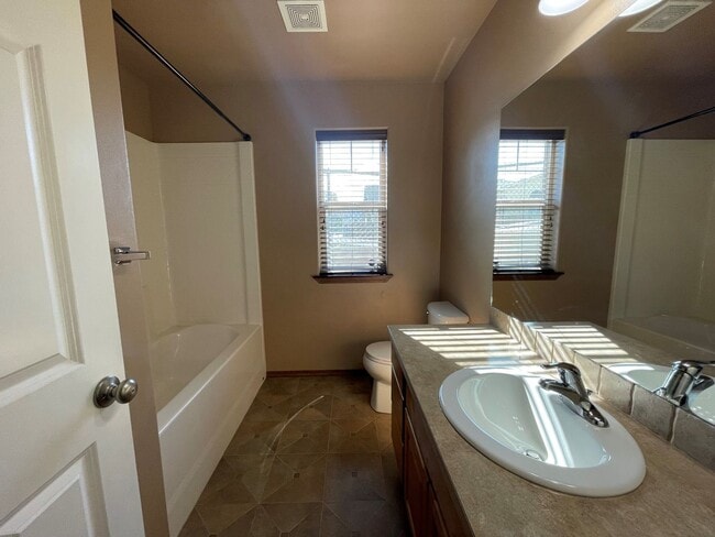 Building Photo - Beautiful Home available Now