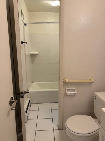 Building Photo - 2131 N Summit Ave