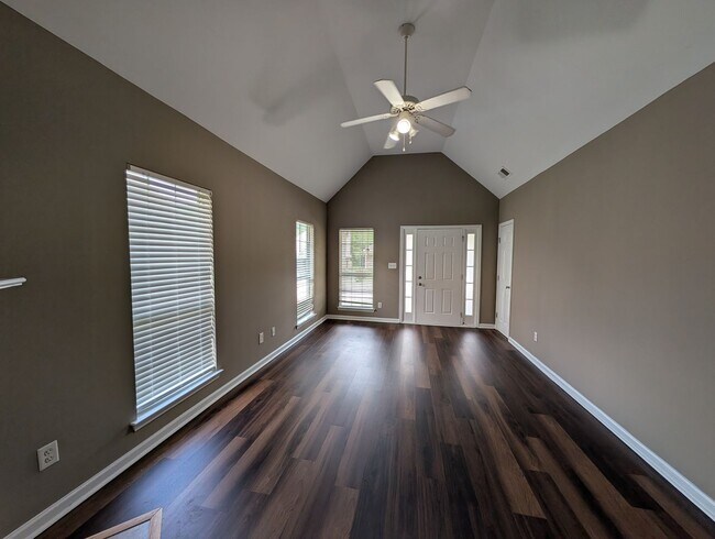 Building Photo - 3BR/2BA Garden Home with Fenced Yard, Great Master Suite